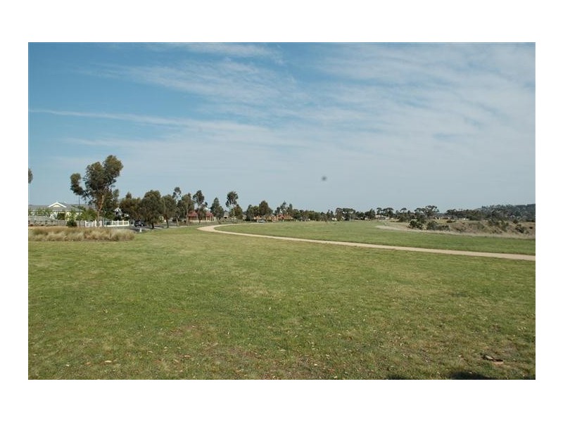 5 Grapeview Grove, Sunbury VIC 3429