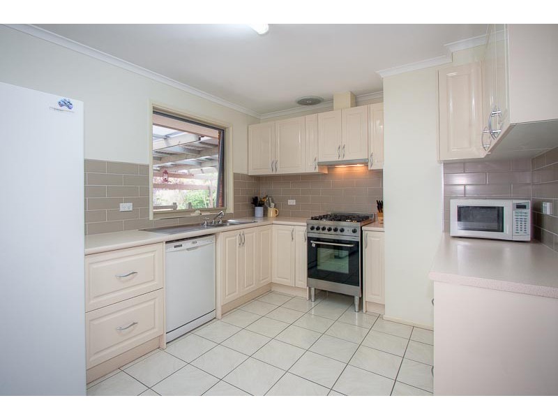 5 Lawrence Avenue, Sunbury VIC 3429