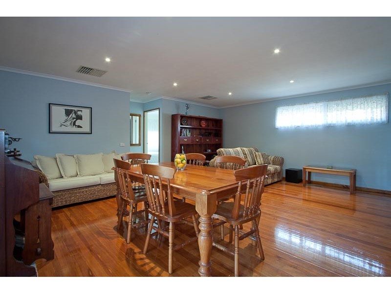 5 Lawrence Avenue, Sunbury VIC 3429