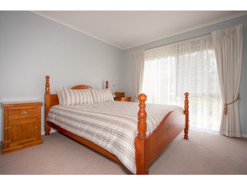 5 Lawrence Avenue, Sunbury VIC 3429