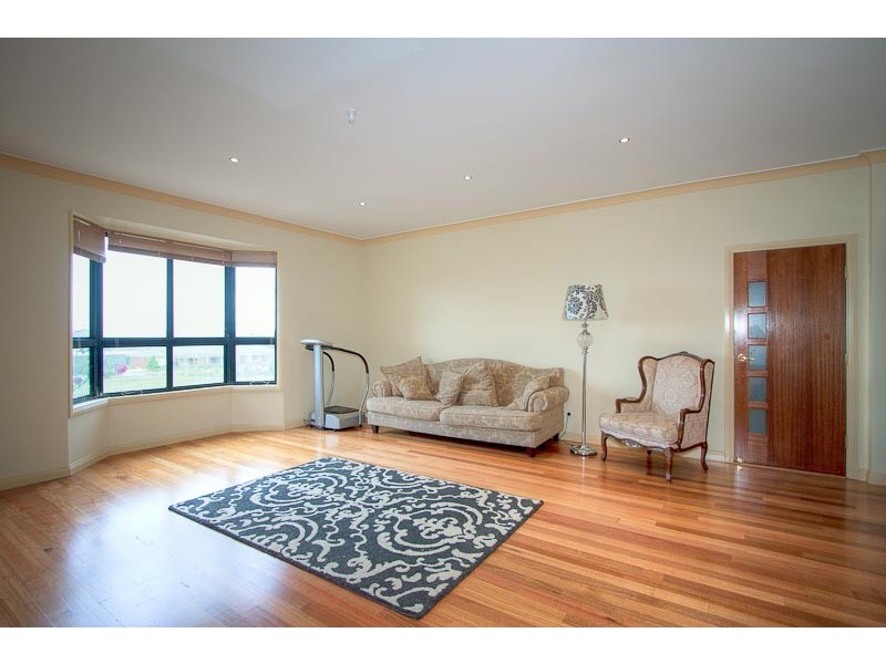 21 Rupertsdale Road, Sunbury VIC 3429