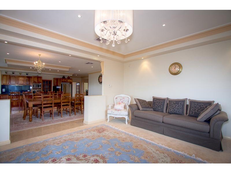 21 Rupertsdale Road, Sunbury VIC 3429