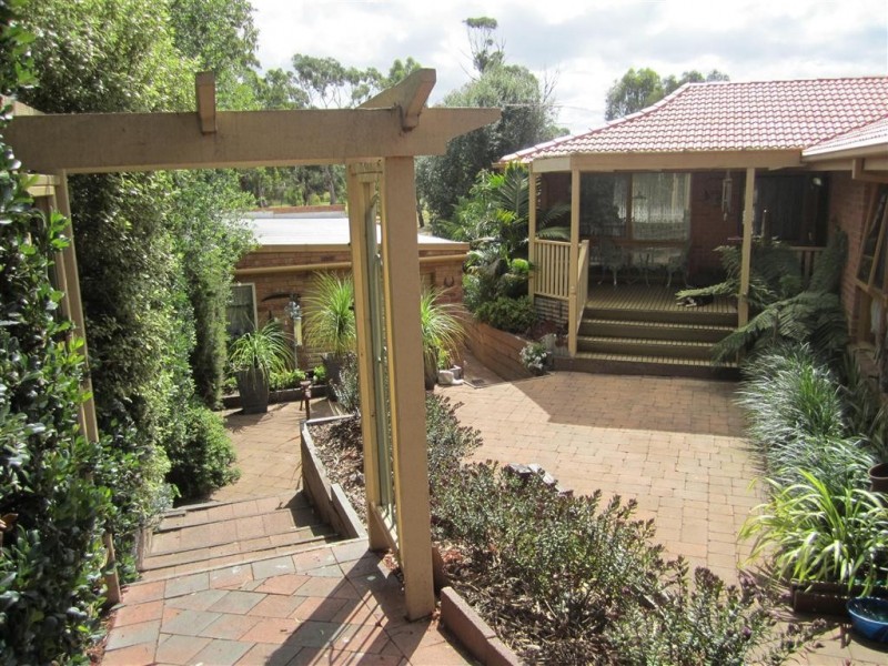 18 Delisle Crt, Sunbury VIC 3429