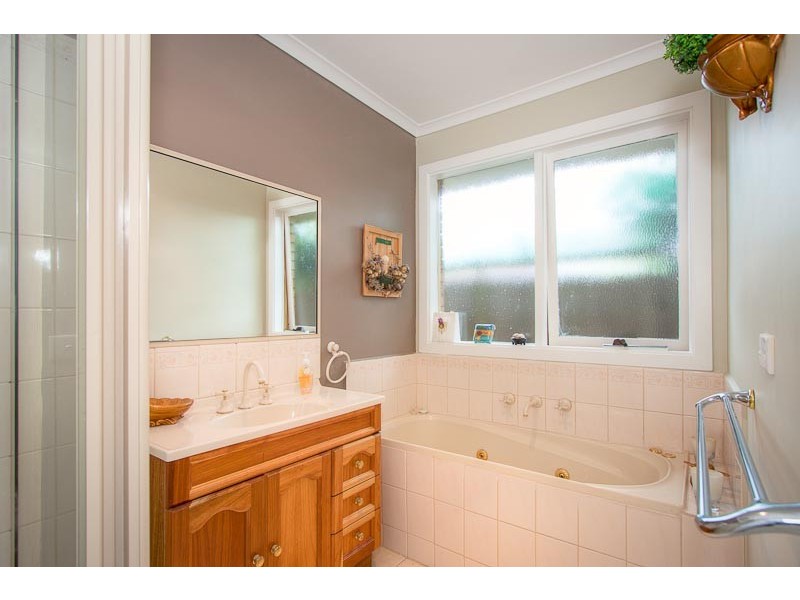 15 Dunrossil Drive, Sunbury VIC 3429