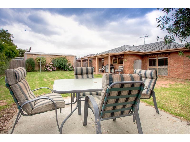 15 Dunrossil Drive, Sunbury VIC 3429