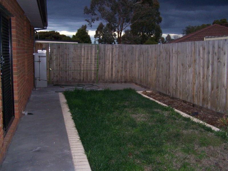 2/20 TURNBERRY DRIVE, Sunbury VIC 3429