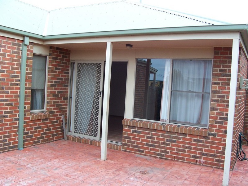 1/61 Charter Road West, Sunbury VIC 3429