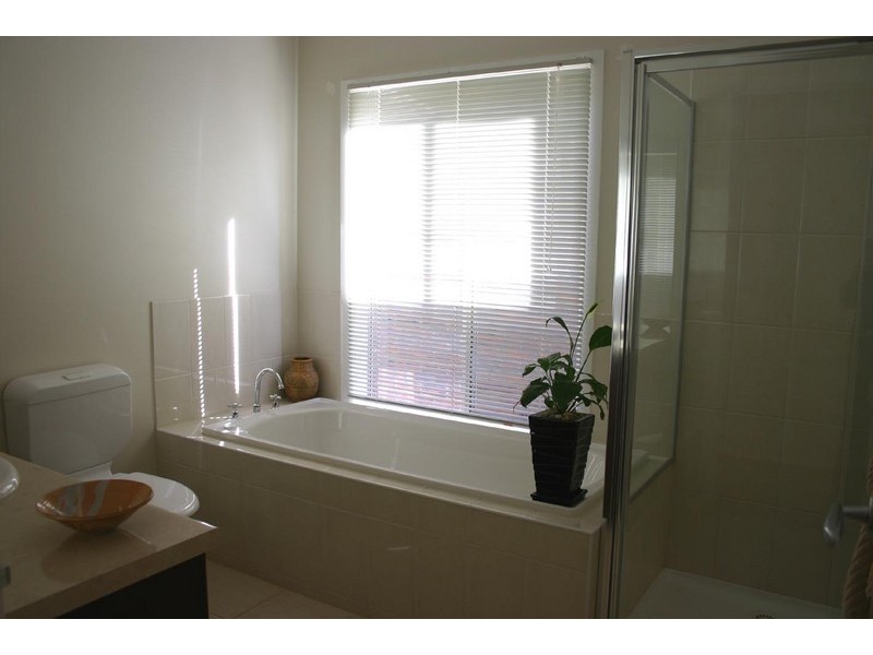 2 CLYDE COURT, Sunbury VIC 3429
