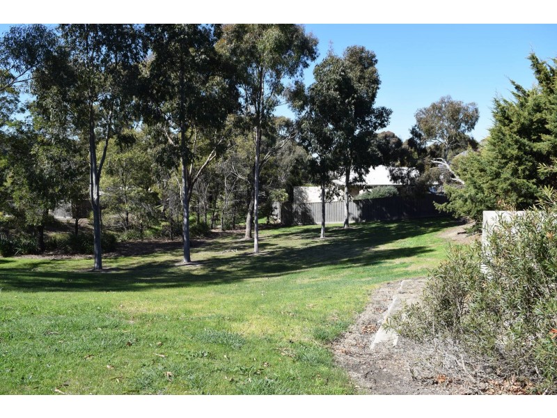 12 Canterbury Avenue, Sunbury VIC 3429