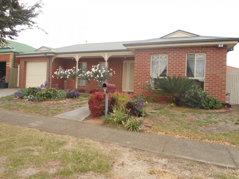 32 THORNTON AVENUE, Sunbury VIC 3429
