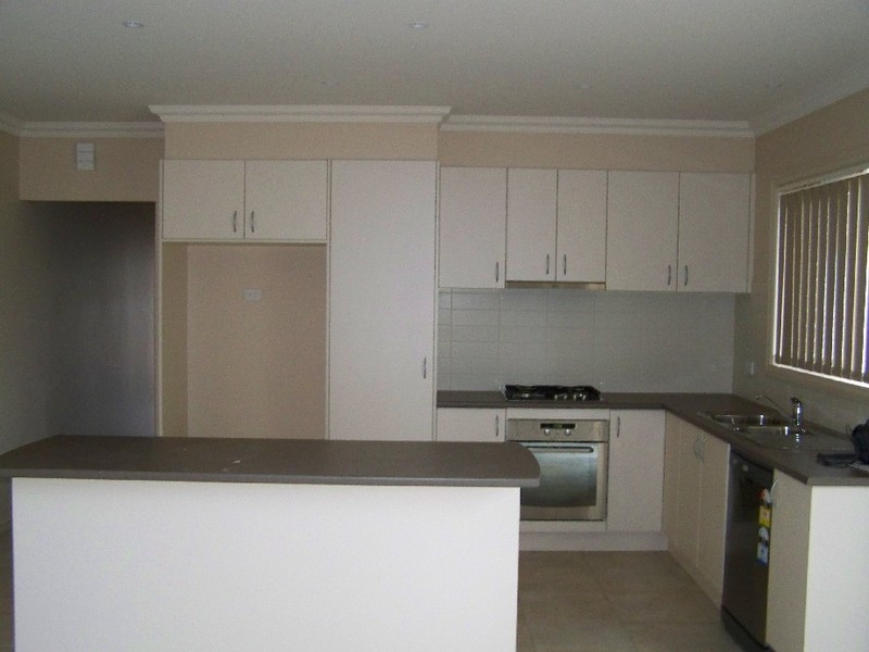 13 HOYA PLACE, Sunbury VIC 3429