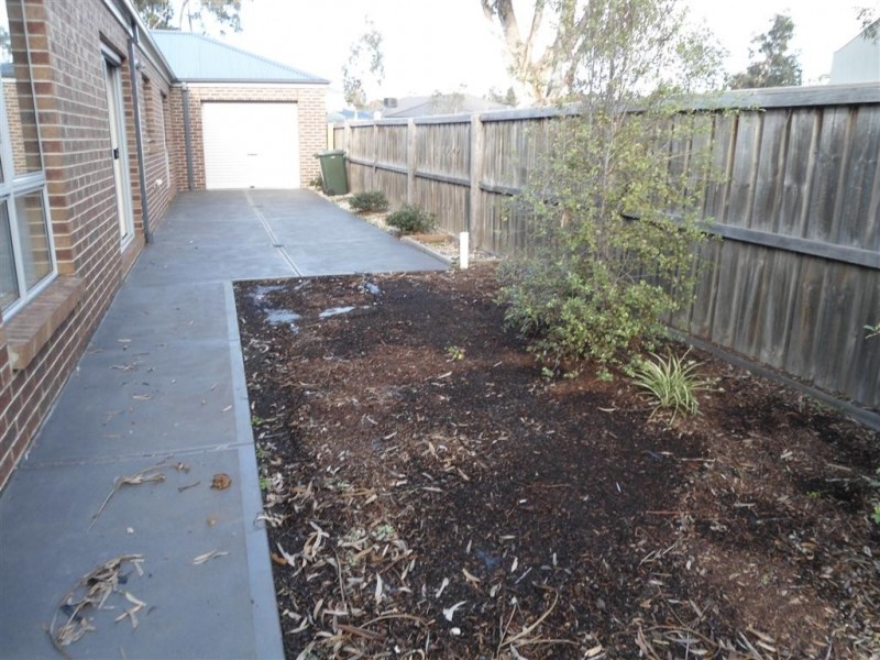 13 HOYA PLACE, Sunbury VIC 3429