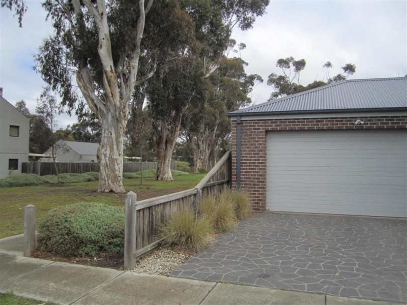 13 HOYA PLACE, Sunbury VIC 3429