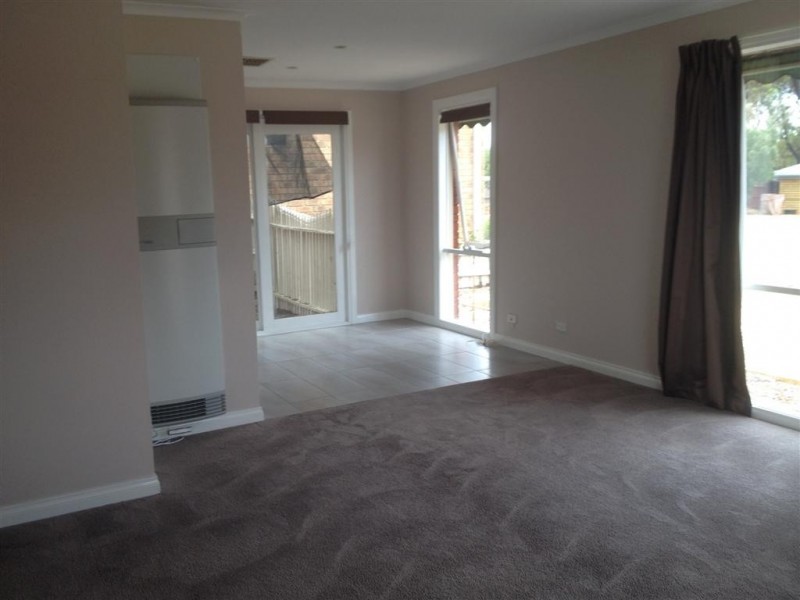 11 HOBSON COURT, Sunbury VIC 3429