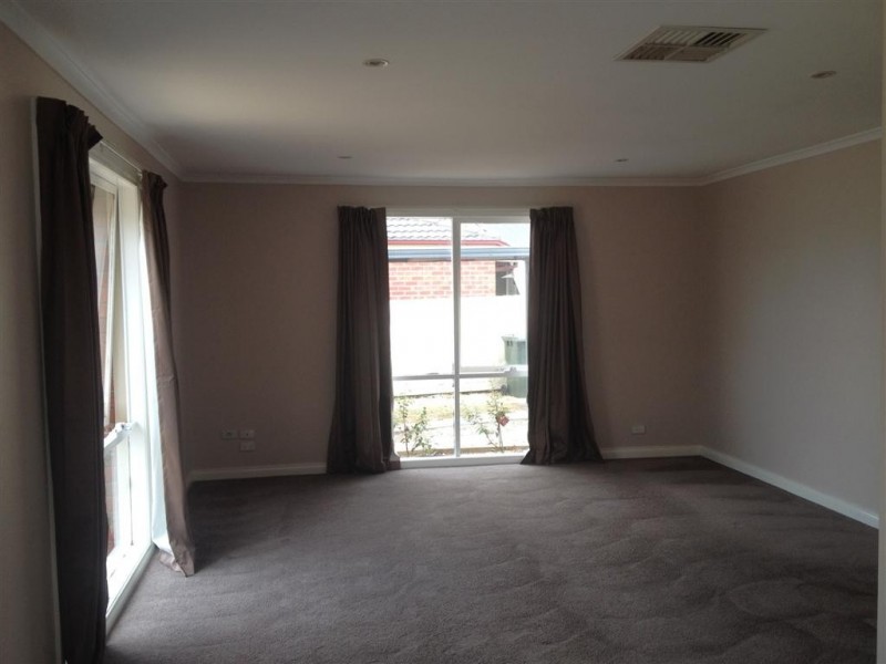 11 HOBSON COURT, Sunbury VIC 3429