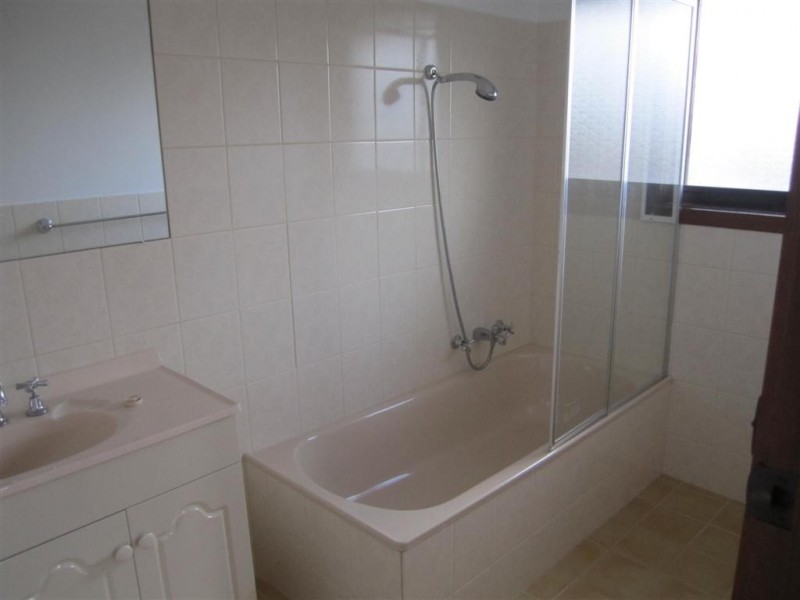 2 LAKES DRIVE, Sunbury VIC 3429