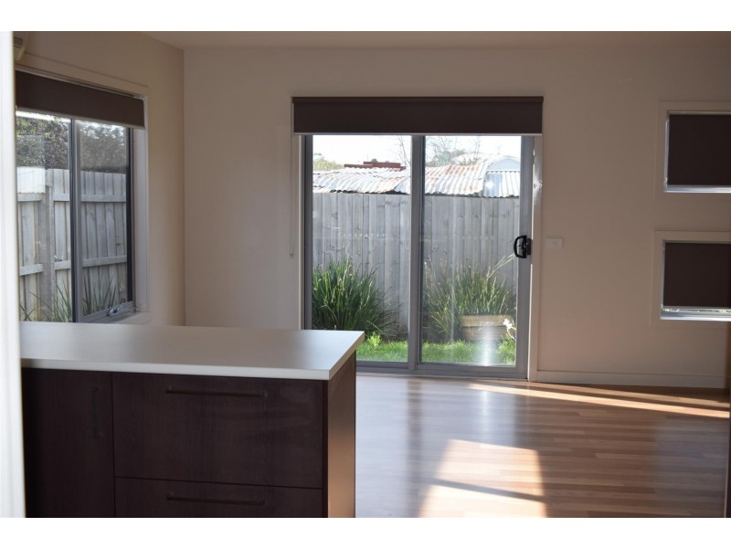 2/71 Station Street, Sunbury VIC 3429