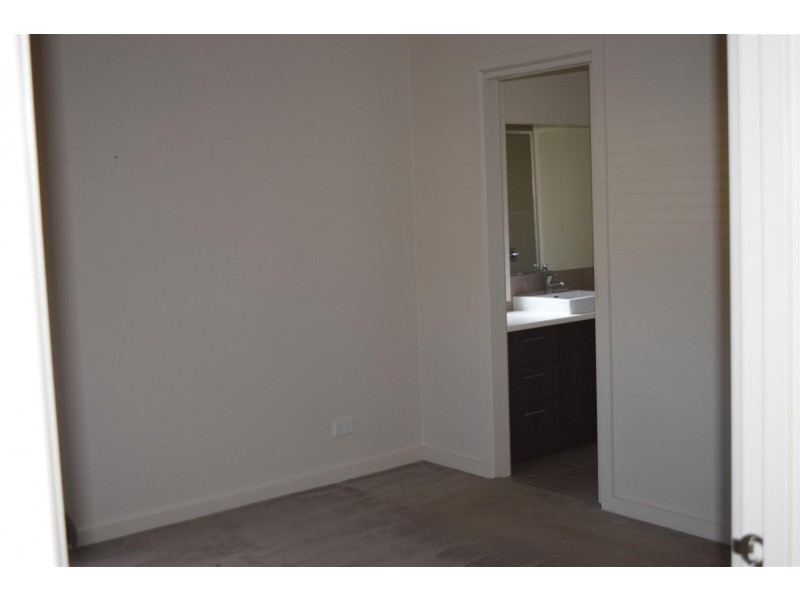 2/71 Station Street, Sunbury VIC 3429