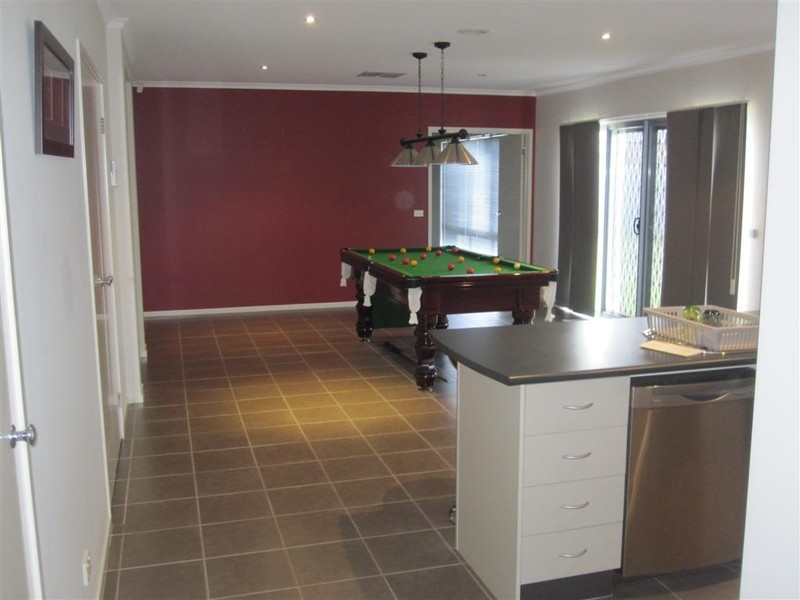 8 SWEEP COURT, Sunbury VIC 3429