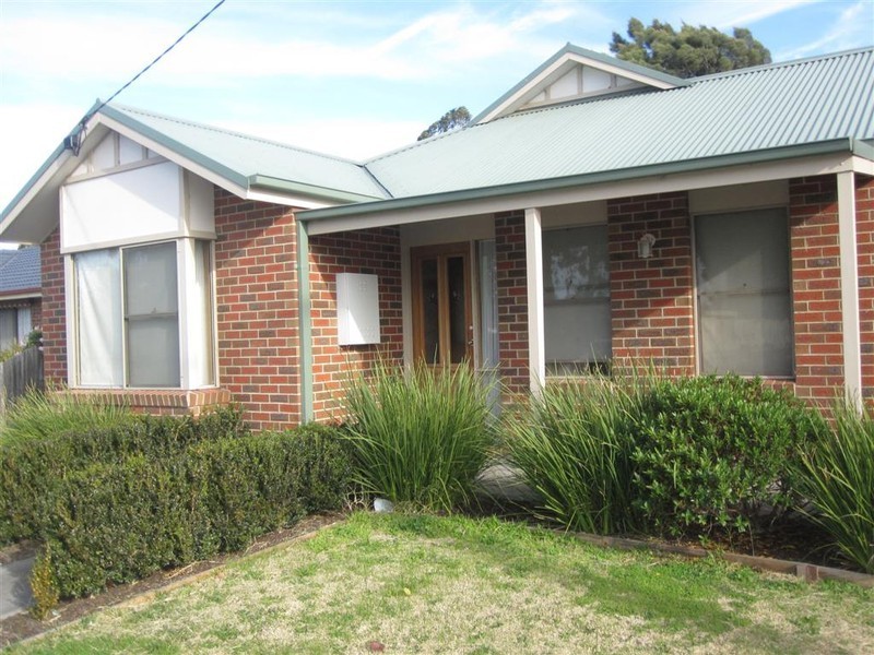 2/61 Charter Road, Sunbury VIC 3429