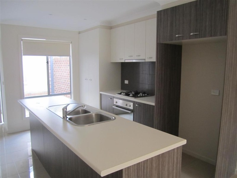 1/41 BAGGYGREEN STREET, Sunbury VIC 3429