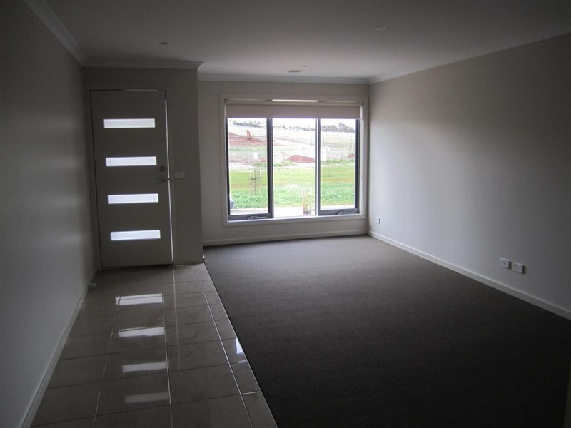 1/41 BAGGYGREEN STREET, Sunbury VIC 3429