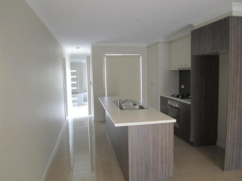 1/41 BAGGYGREEN STREET, Sunbury VIC 3429