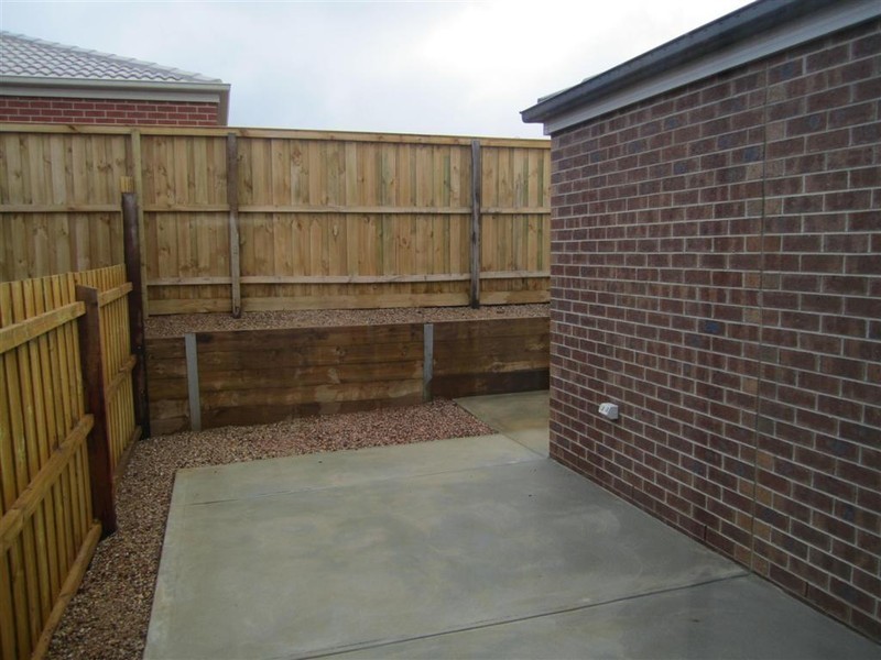 1/41 BAGGYGREEN STREET, Sunbury VIC 3429