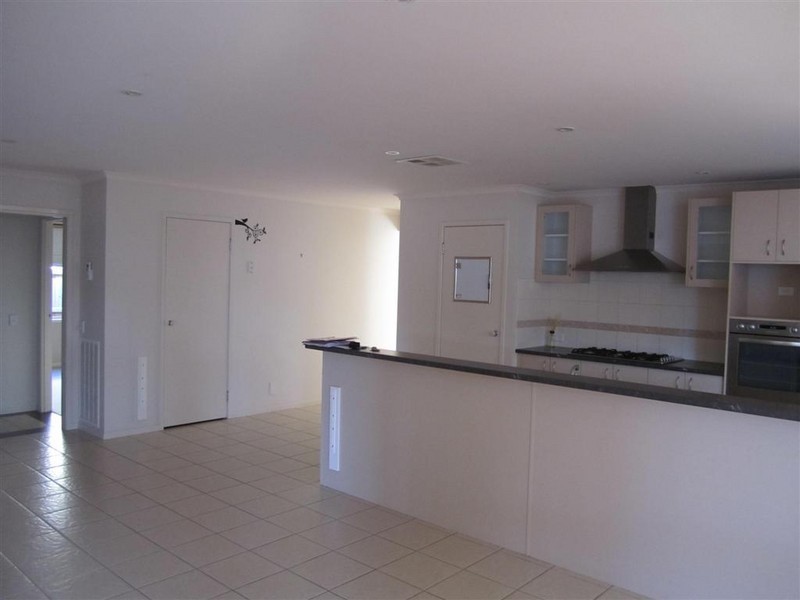 6 HOYA PLACE, Sunbury VIC 3429