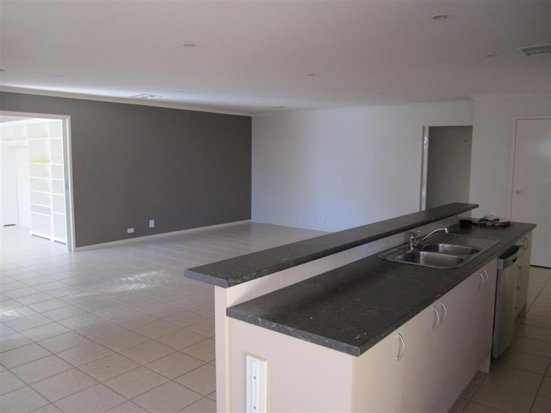 6 HOYA PLACE, Sunbury VIC 3429