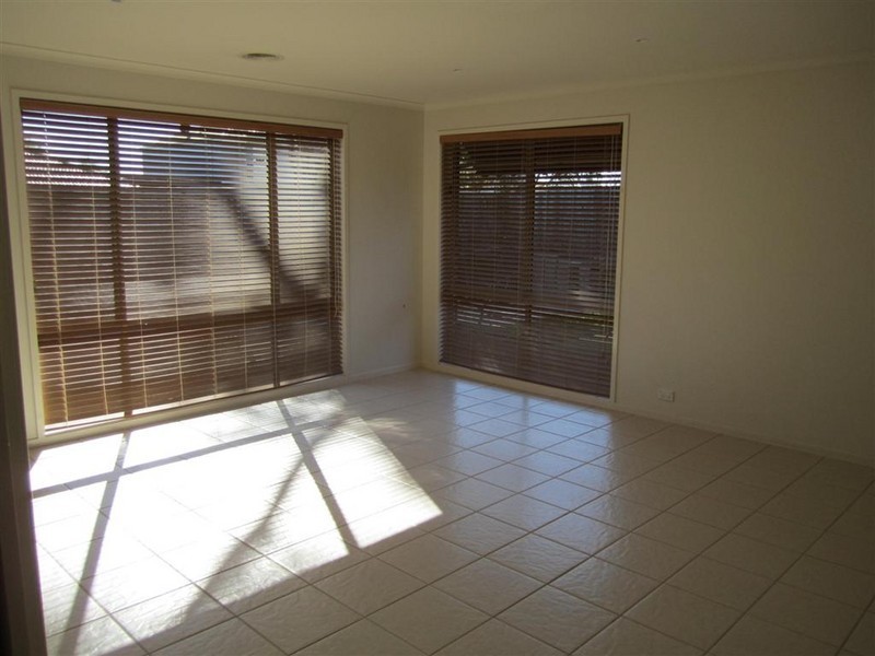 6 HOYA PLACE, Sunbury VIC 3429