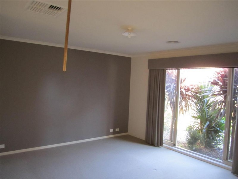 6 HOYA PLACE, Sunbury VIC 3429