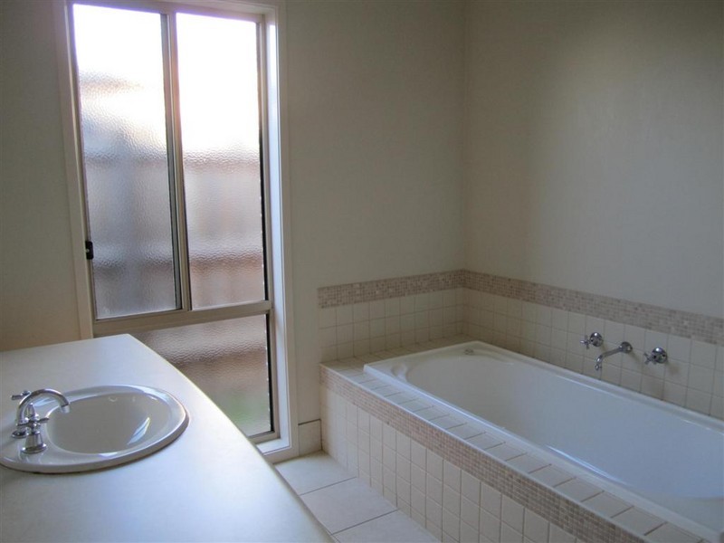 6 HOYA PLACE, Sunbury VIC 3429