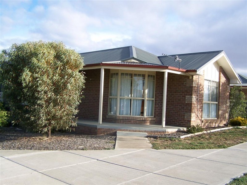1/2 BACKHAUS AVENUE, Sunbury VIC 3429