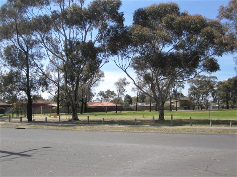 17 GRUNER STREET, Sunbury VIC 3429