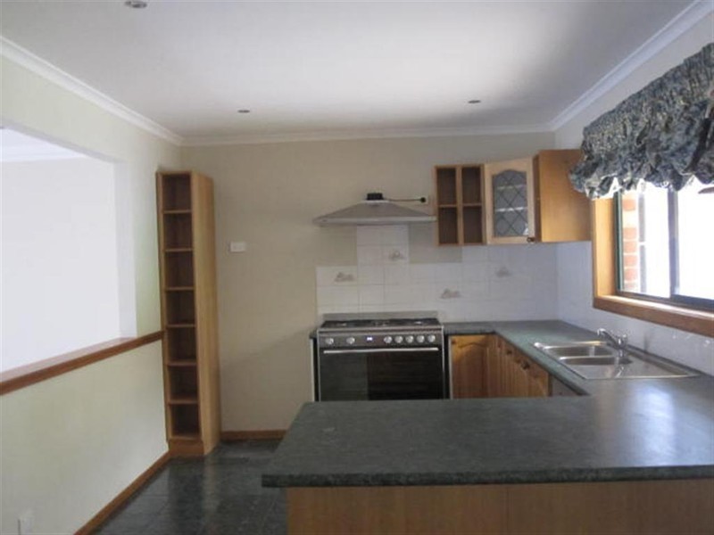 16 DELISLE AVENUE, Sunbury VIC 3429