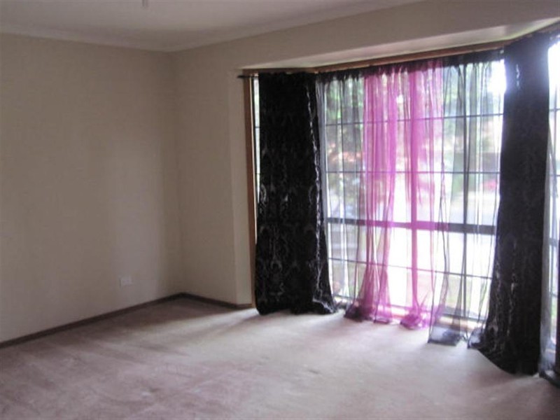 16 DELISLE AVENUE, Sunbury VIC 3429