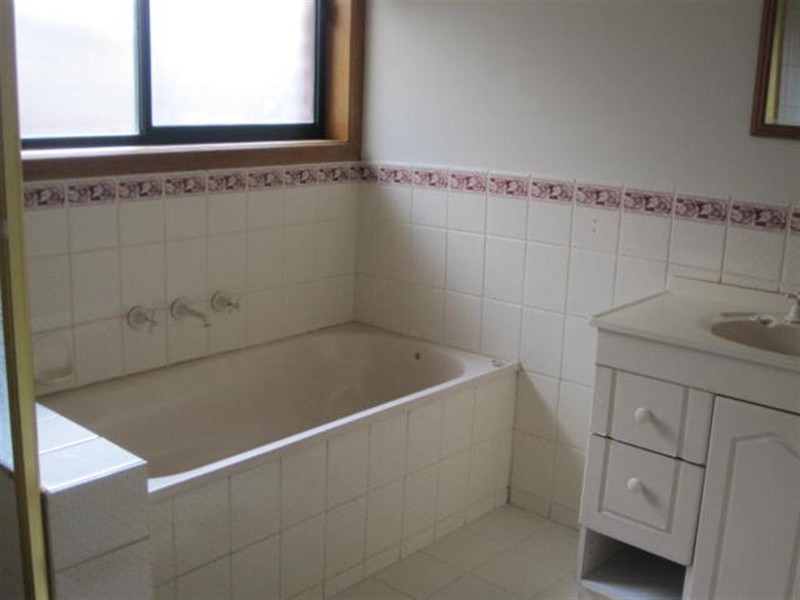 16 DELISLE AVENUE, Sunbury VIC 3429