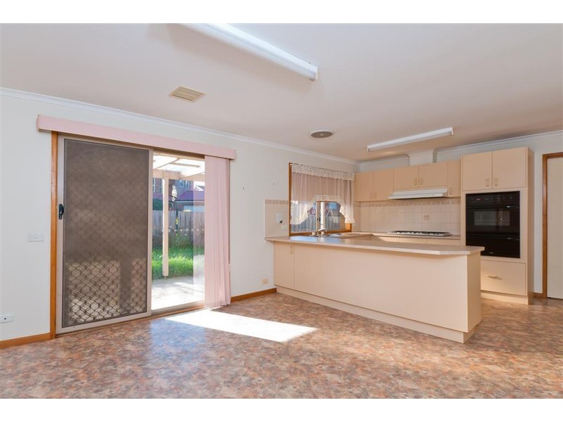 8 THORNTON AVENUE, Sunbury VIC 3429