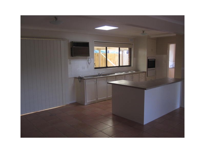 4 PORTMARNOCK COURT, Sunbury VIC 3429