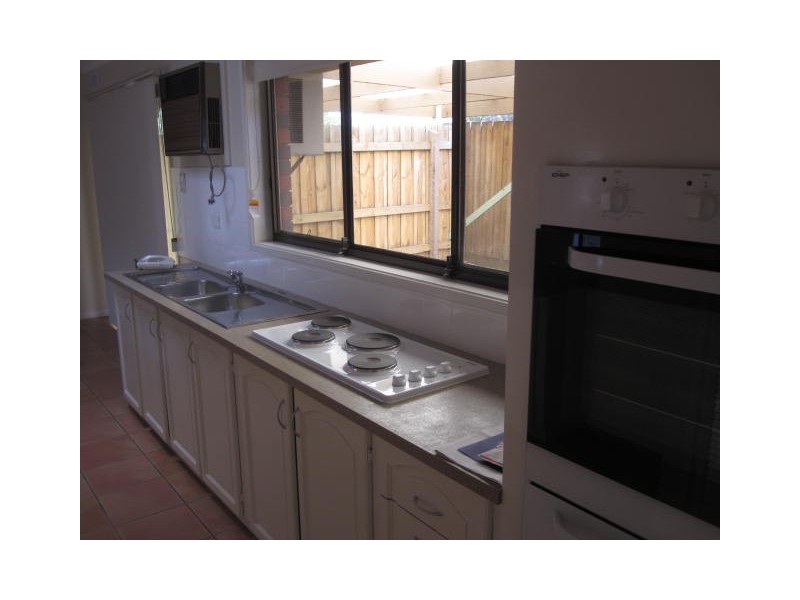 4 PORTMARNOCK COURT, Sunbury VIC 3429