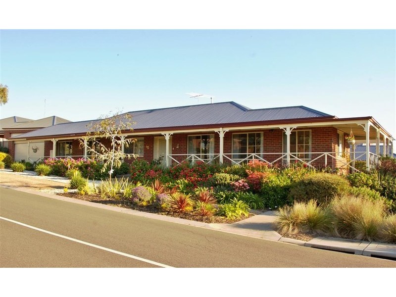 42 WATERSPRITE BOULEVARD, Sunbury VIC 3429