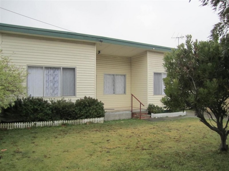 8 DEAKIN STREET, Sunbury VIC 3429