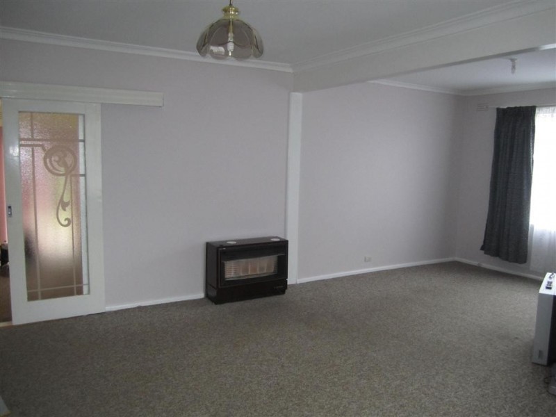 8 DEAKIN STREET, Sunbury VIC 3429