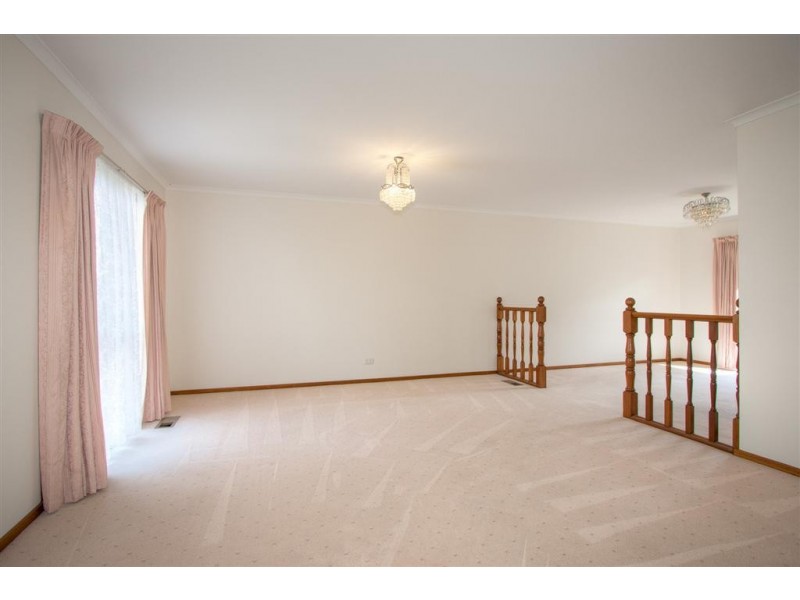 8 LACHLAN COURT, Sunbury VIC 3429