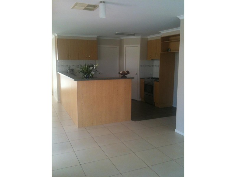 15 GOLFLINKS DRIVE, Sunbury VIC 3429