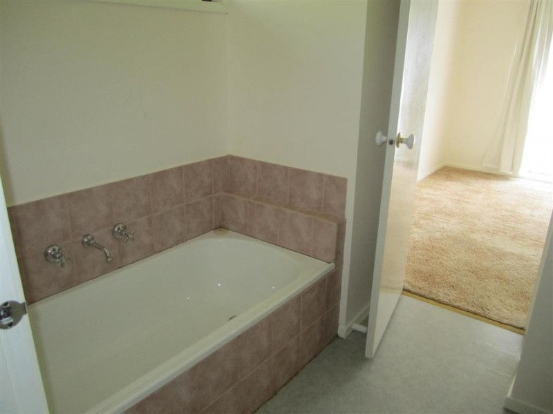 4 LATROBE COURT, Sunbury VIC 3429