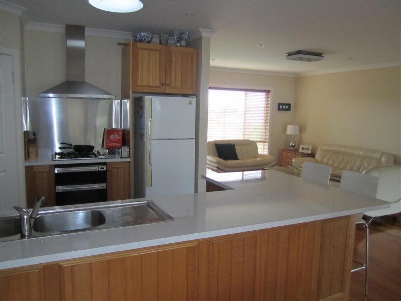 52 HEATHERBRAE CRESCENT, Sunbury VIC 3429