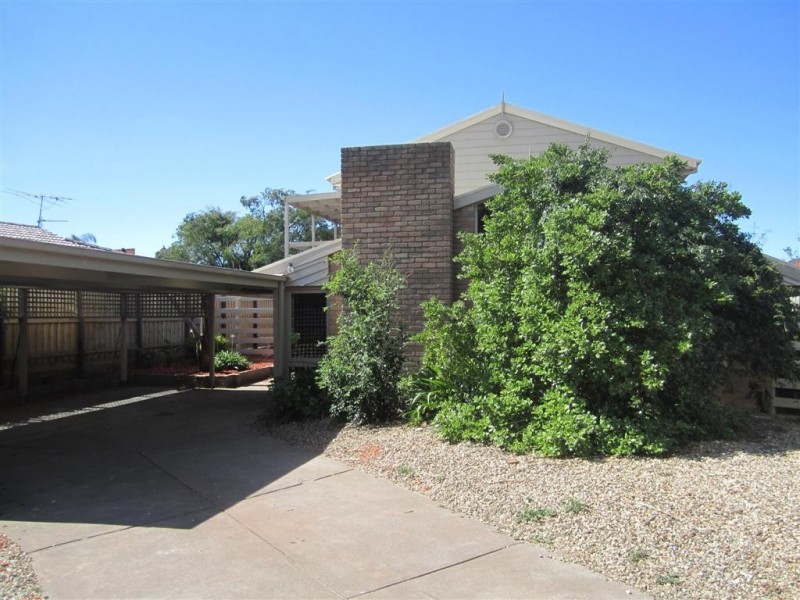 68  RIDDELL ROAD, Sunbury VIC 3429