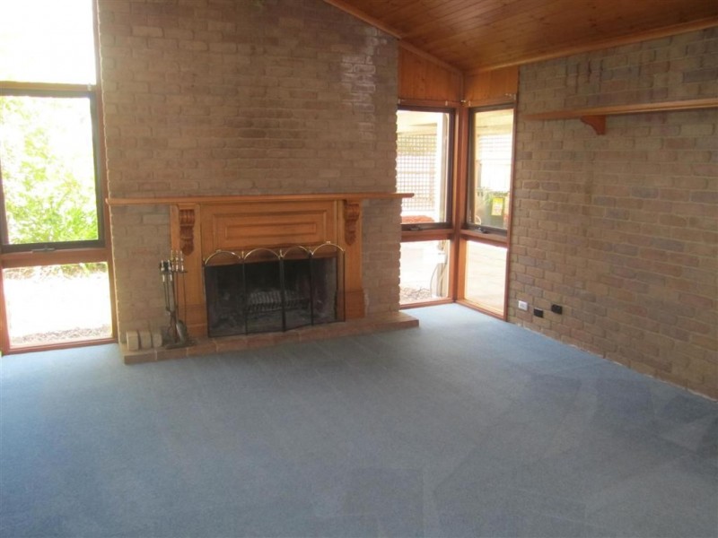 68  RIDDELL ROAD, Sunbury VIC 3429